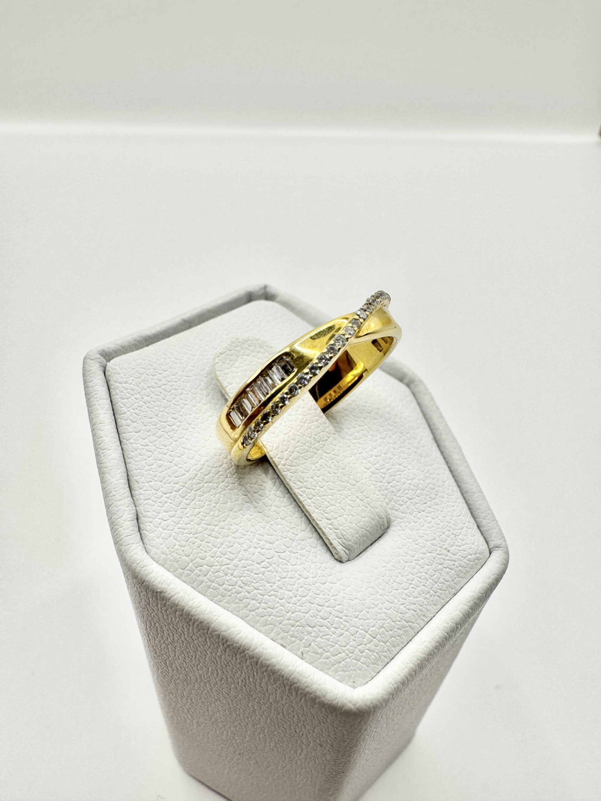 9ct Yellow Gold Diamond Cross Ring - Image 3